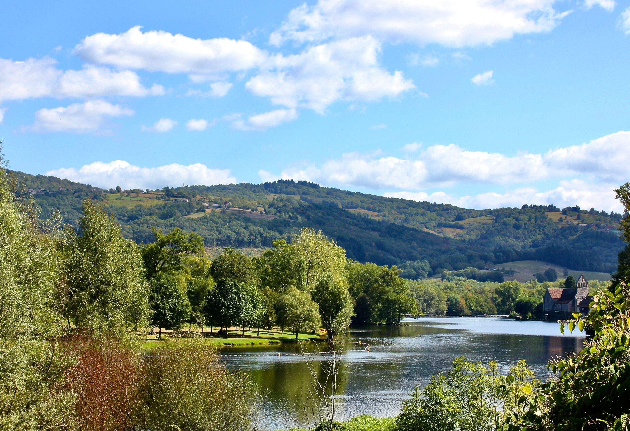 Rivière Dordogne à Beaulieu, végétation luxuriante